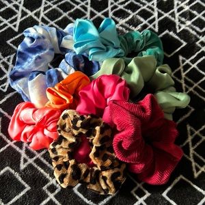 Set of scrunchies